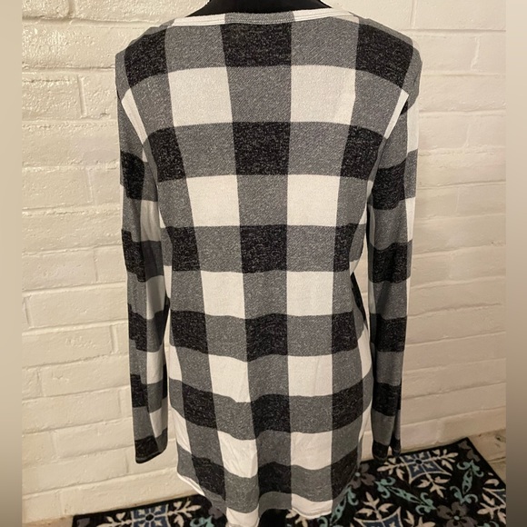 Scoop neck long sleeved top by Old Navy, black and white buffalo plaid, size L - Picture 2 of 3